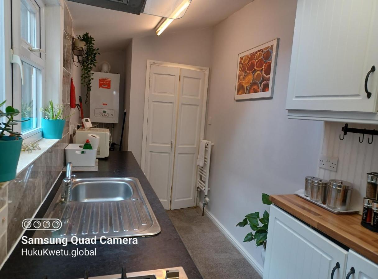 Holiday home Salisbury House-huku Kwetu Spacious 4 Bedroom House- Sleeps 6 - Luton Town Centre *