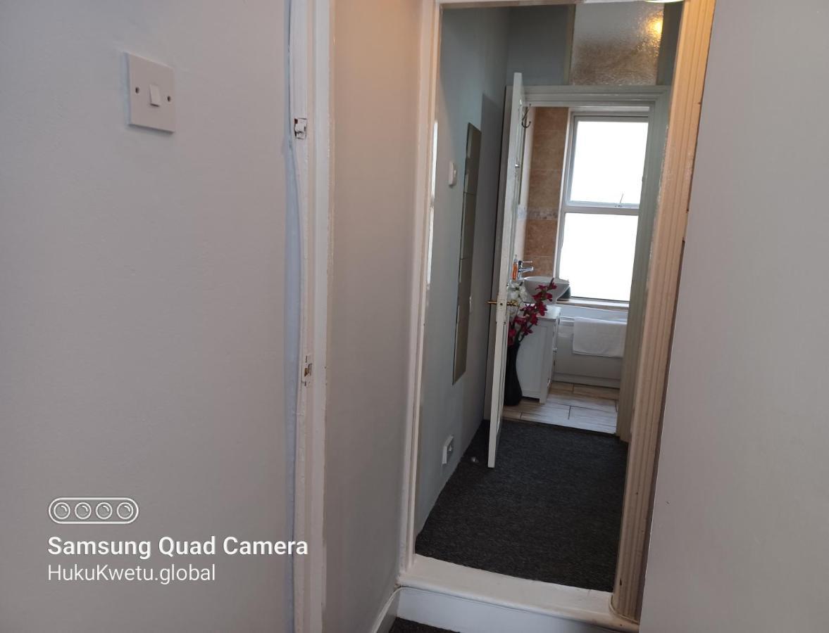 Salisbury House-huku Kwetu Spacious 4 Bedroom House- Sleeps 6 - Luton Town Centre Holiday home *